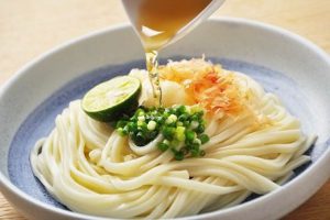 茹で上げた麺に、濃い目のつゆがかけてある。